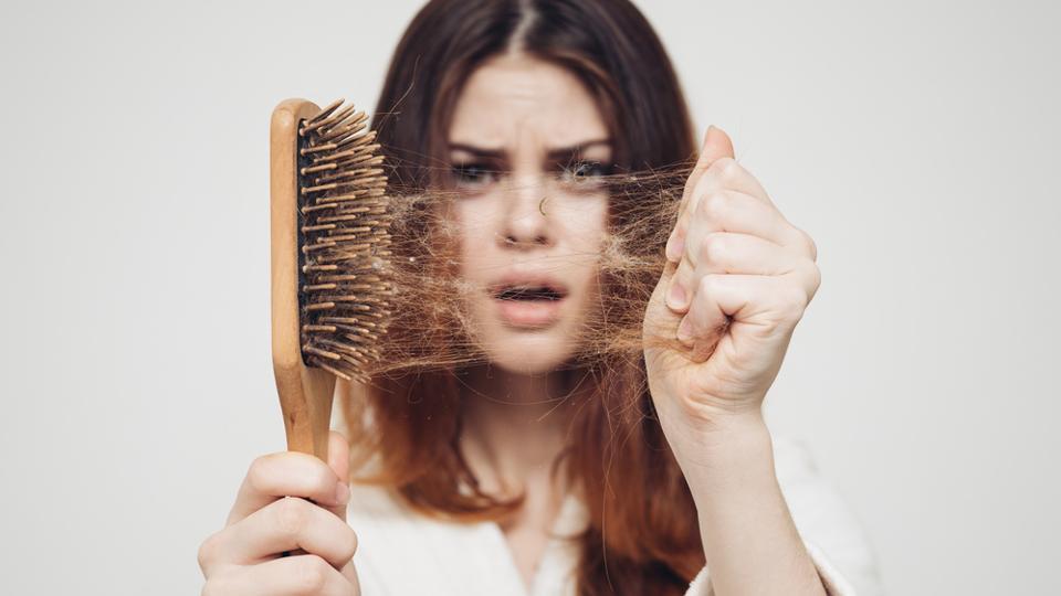 علت ریزش مو و چند راهکار برای جلوگیری آن از ریختن.